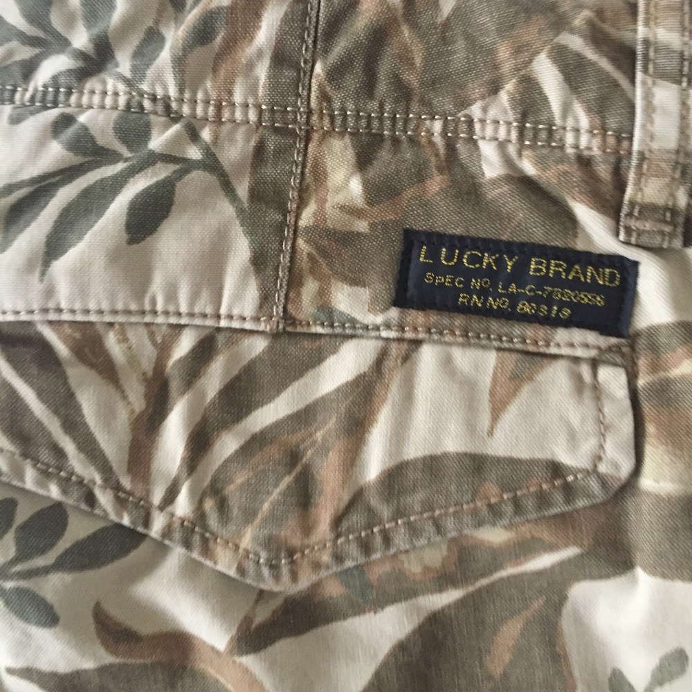 Lucky Brand Men’s Tropical Utility Cargo Shorts - Picture 6 of 8